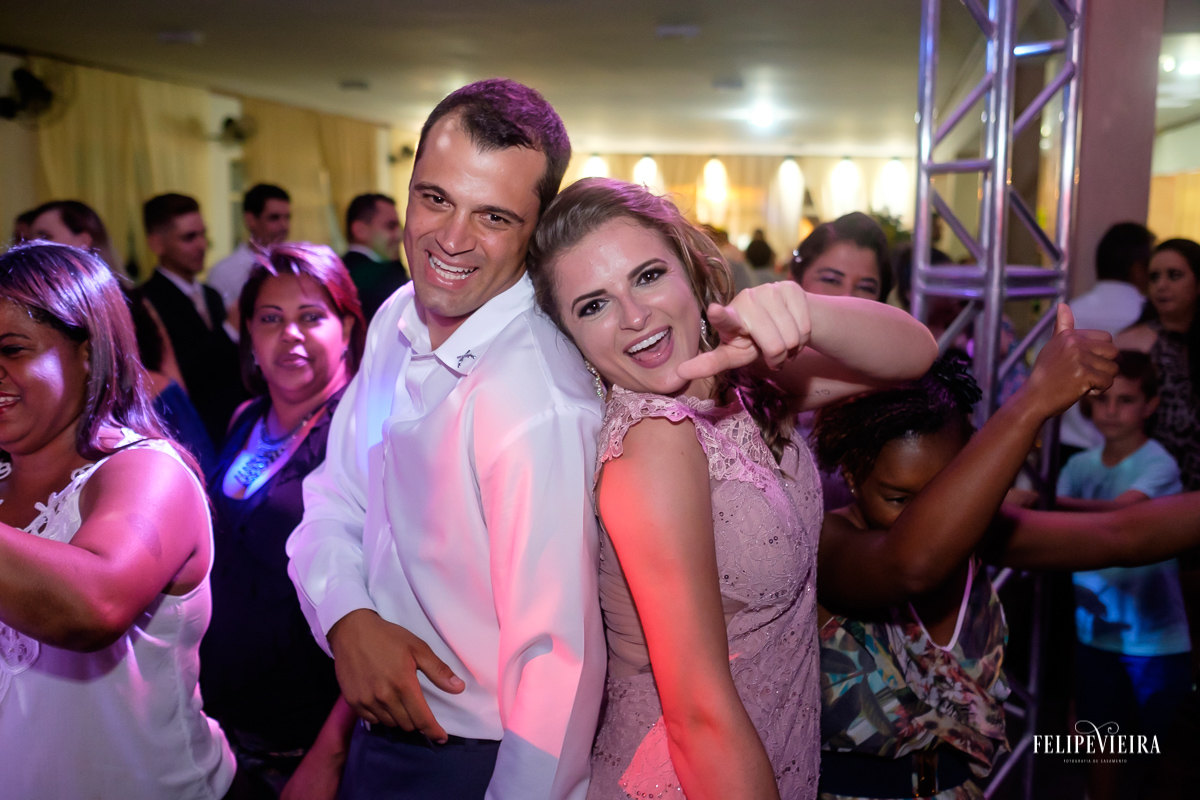 festa de casamento em Alegre-ES noivo curtindo pista de dança com a madrinha e olhando pra foto Felipe Vieira Fotografo