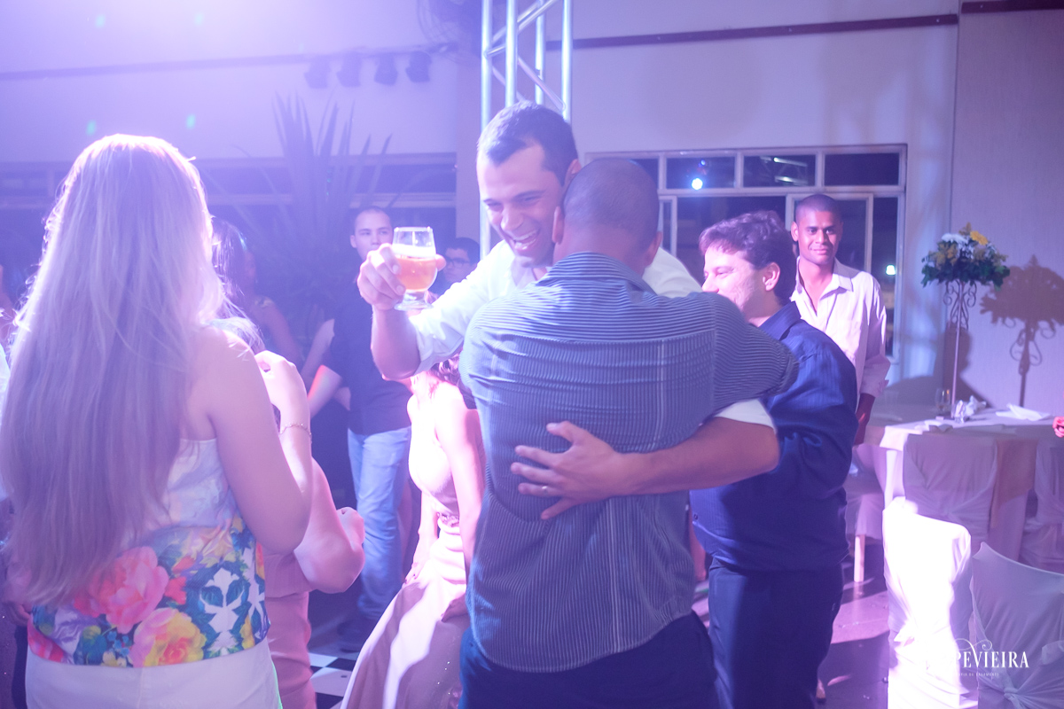 noivo militar curtindo a pista de dança no casamento em Alegre-ES abraçando o amigo foto Felipe Vieira Fotografo