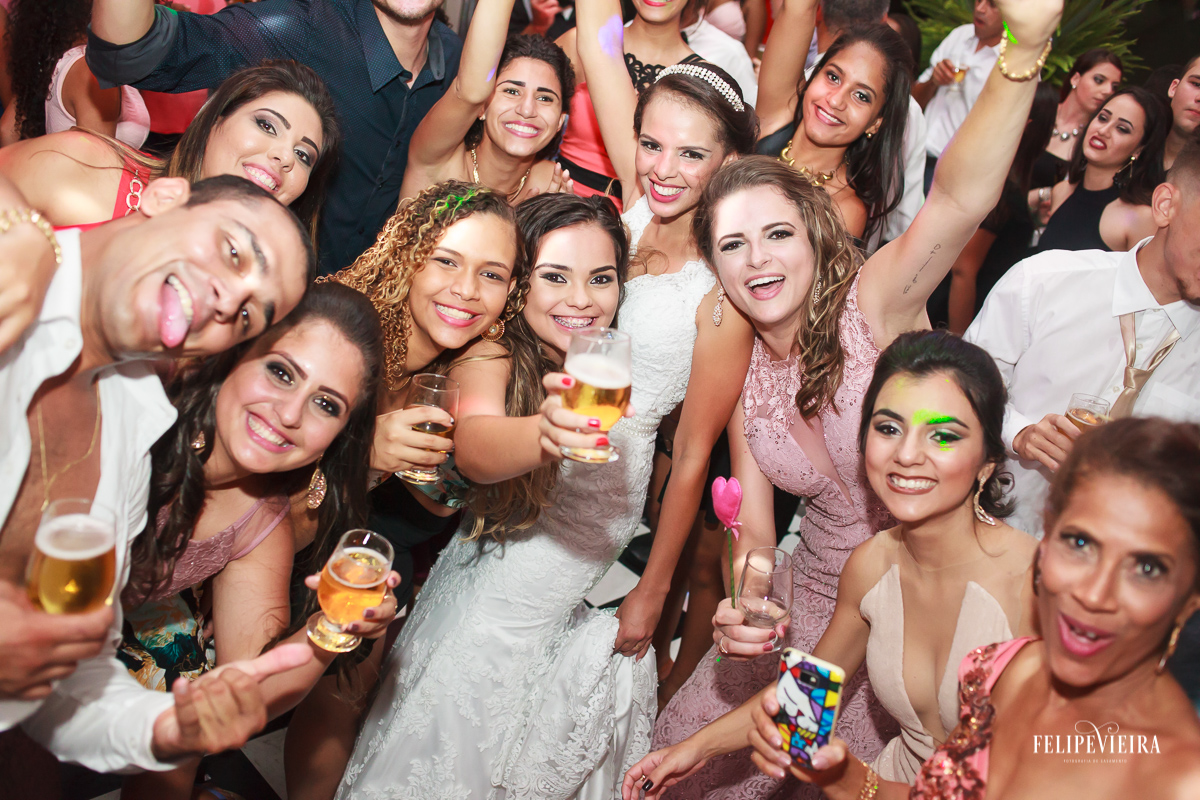 noiva curtindo a festa com as amigas na pista de dança fotão com os convidados casamento em Alegre-ES foto Felipe Vieira Fotografo