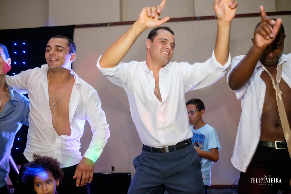noivo dançando com os padrinhos no palco do casamento em Alegre-ES super feliz se divertindo foto Felipe Vieira Fotografo