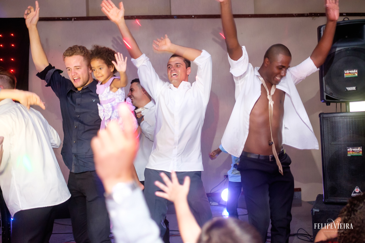 noivo dançando com os padrinhos sem camisa cantando curtindo a festa de casamento em Alegre-ES foto Felipe Vieira Fotografia