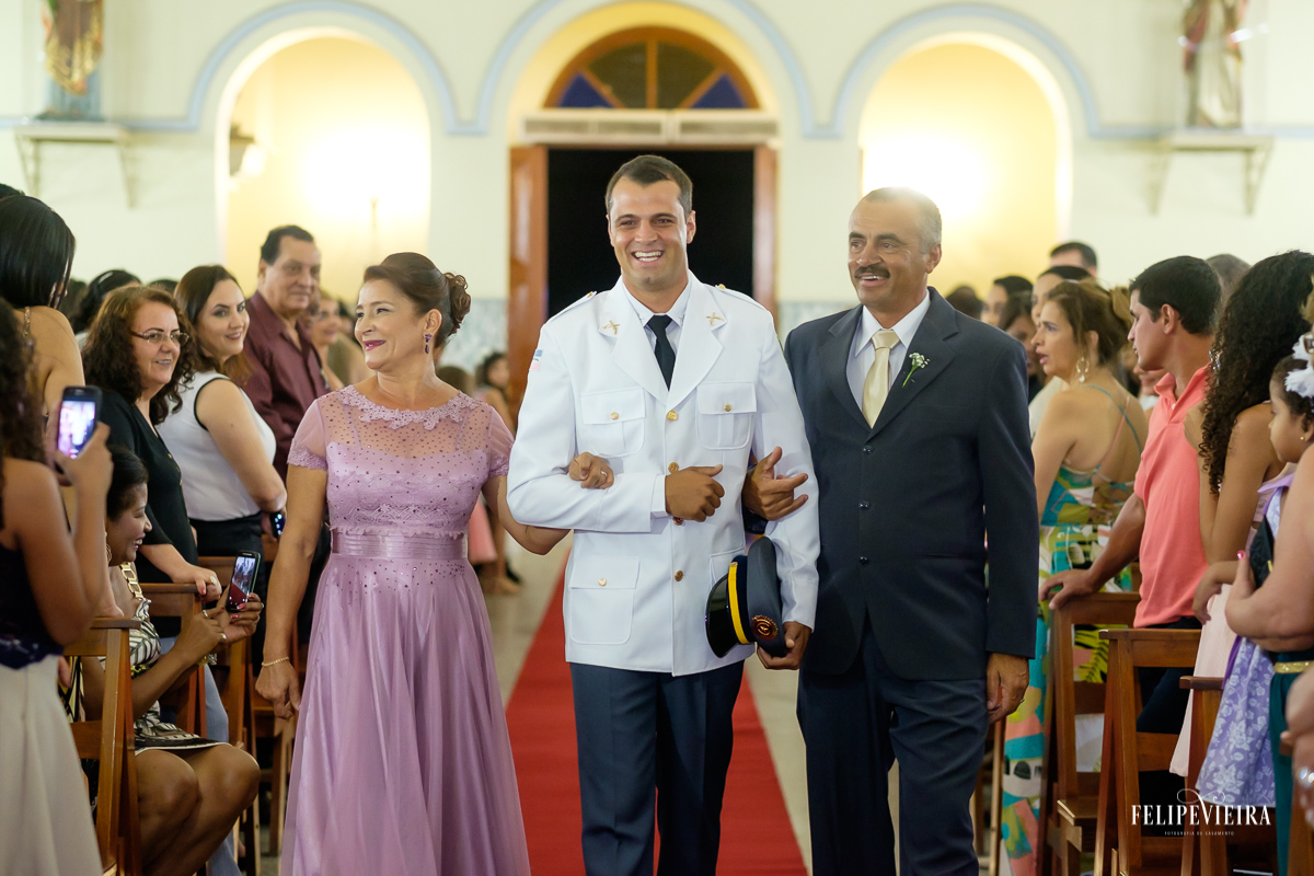 noivo militar entrando na Igreja com os pais no casamento em Alegre Felipe Vieira Fotografia