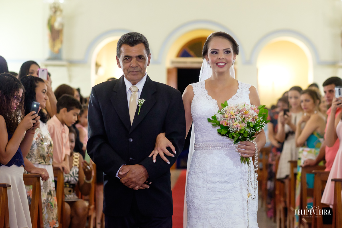 noiva entrando na igreja com o pai com o Buquê casamento em Alegre foto Felipe Vieira Fotografia