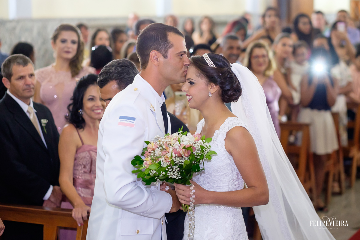 noivo militar recebendo a noiva no altar com beijo na testa véu grande de noiva casamento em Alegre Felipe Vieira Fotografia