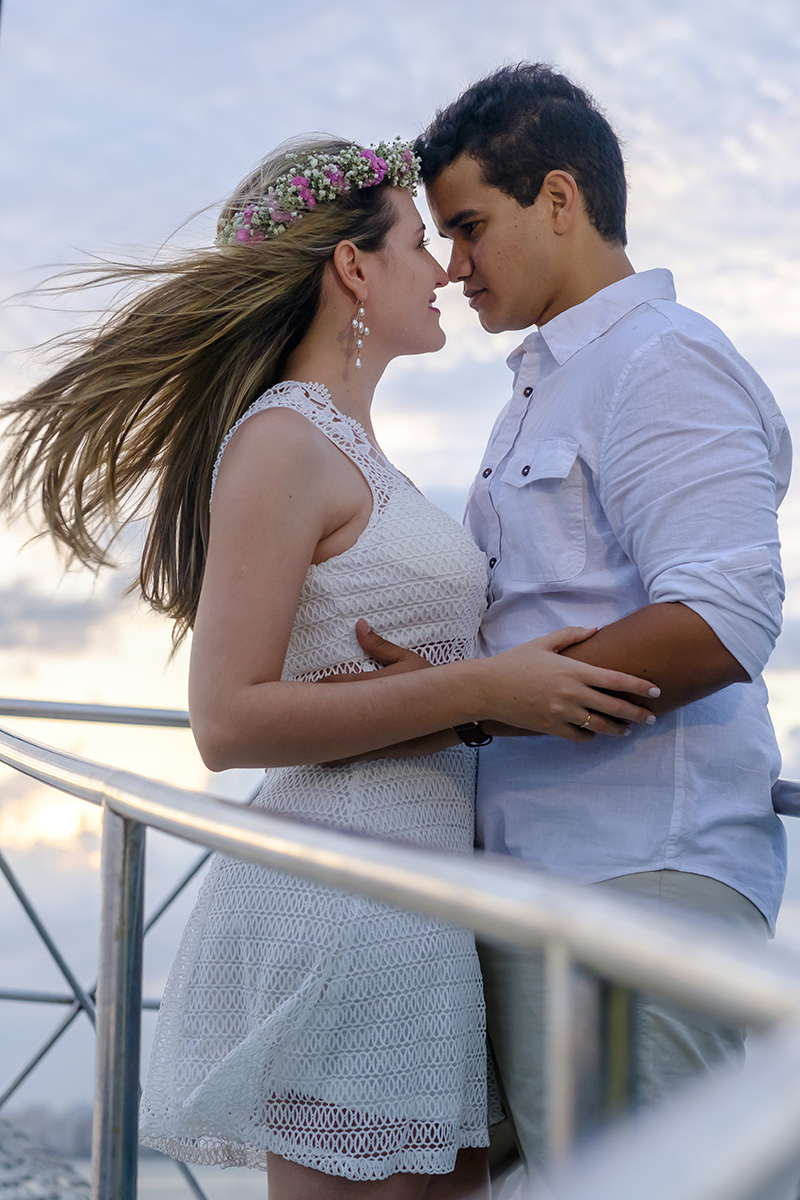 Durante ensaio feito na escuna noivos aproveitam o fim de tarde pra posarem para o fotógrafo Felipe Vieira fotografia em ensaio de noivado