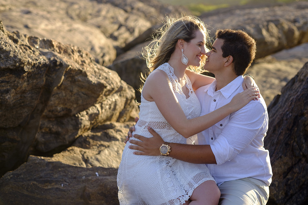Ensaio de noivado feito em Meaipe nas pedras próximo a arrebentação durante fim de tarde pelo fotógrafo Felipe Vieira fotografia