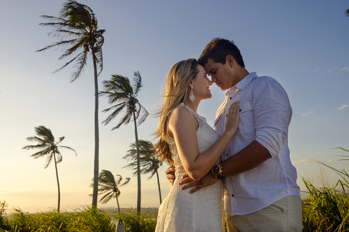 Ensaio de noivado feito em Meaipe durante o fim de tarde com Palmeiras atrás formando um belo cenário para as belas fotos do fotógrafo Felipe Vieira fotografia