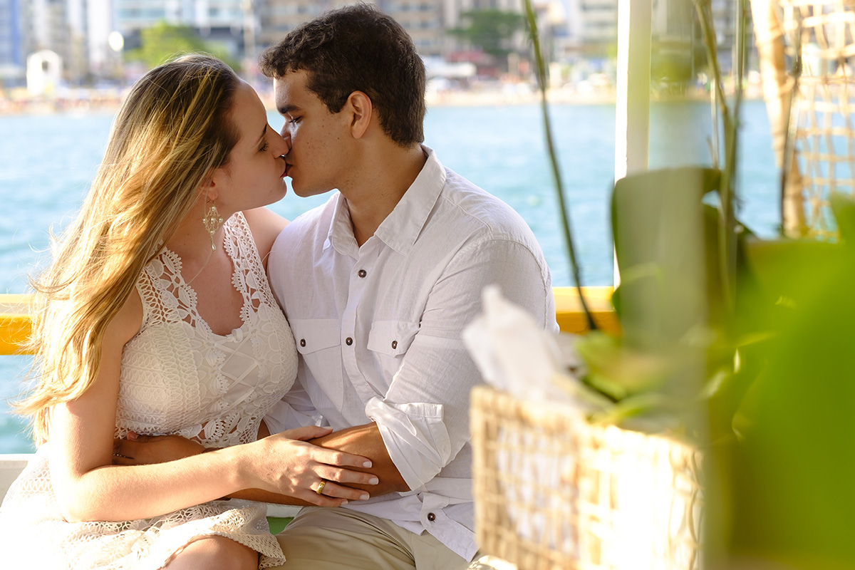 Noiva em uma escuna em Guarapari em um ensaio fotográfico pelo fotógrafo Felipe Vieira