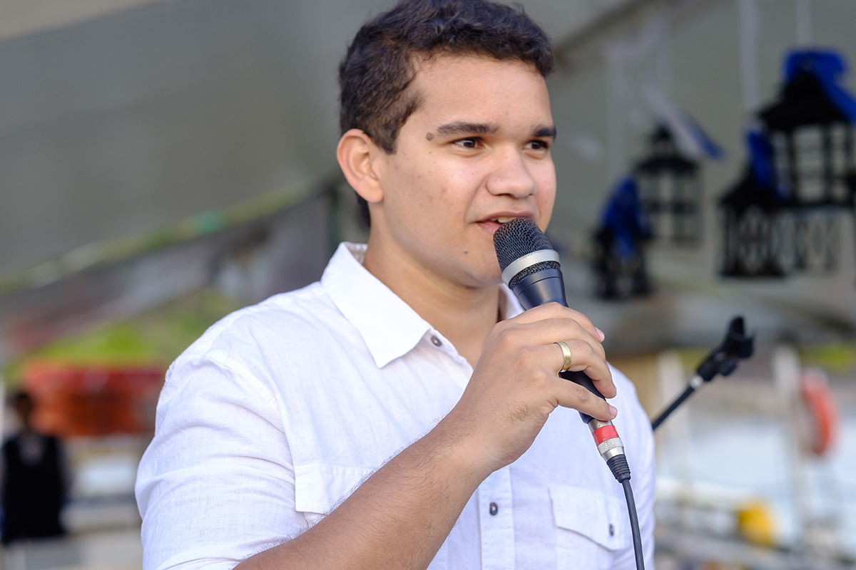Noivo fazendo o pedido de casamento surpresa durante passeio de escuna em Guarapari e foto feiita pelo fotógrafo Felipe Vieira