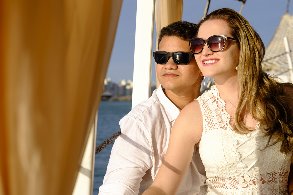 Noivos de Rondônia curtindo ensaio fotográfico pelo fotógrafo Felipe Vieira durante o por do sol em Guarapari