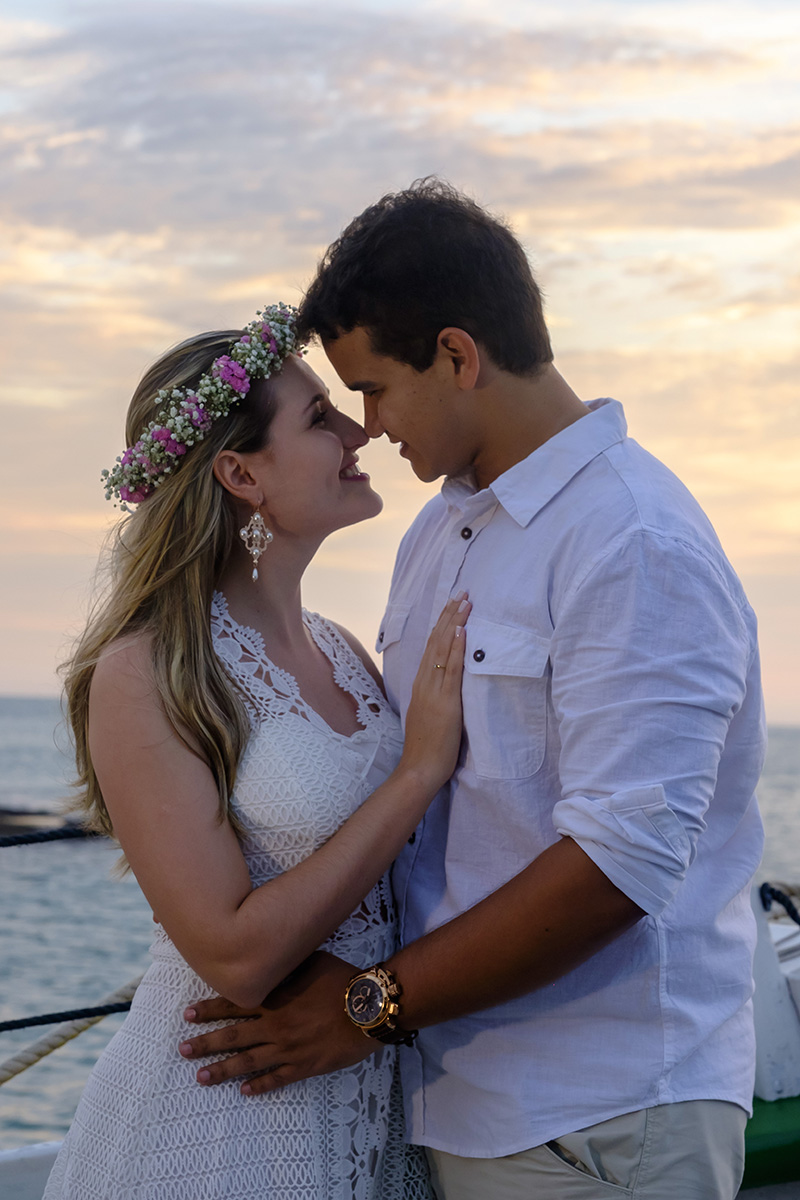 Após o pedido noivos se encaram e olhando nos olhos trocam juras de amor eterno durante passeio de escuna em Guarapari pelo fotógrafo Felipe Vieira