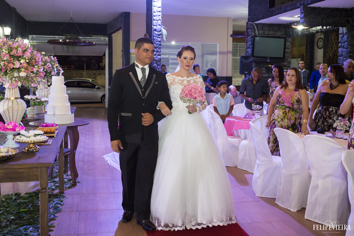 noivos entrando n cerimonia maranata de buquê rosa em guarapari foto de felipe vieira fv fotografo