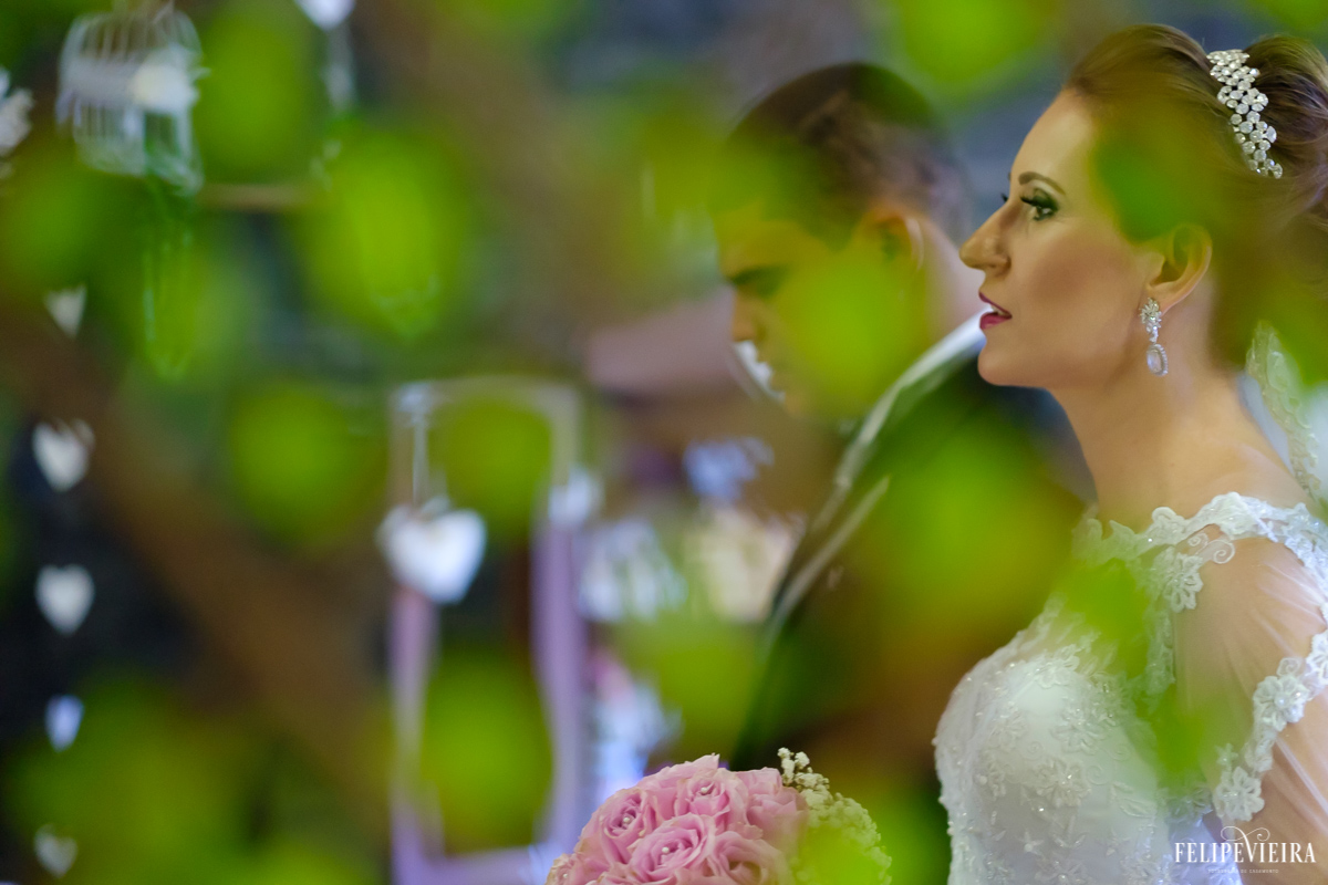casal de noivos na cerimonia religiosa foco na noiva em guarapari fvfotografo de casamento felipe vieira fotografo em guarapari