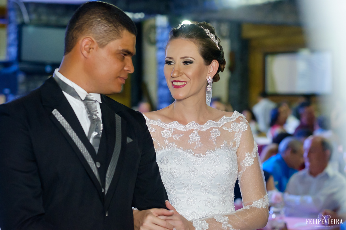 emoção dos noivos se olhando na cerimonia maranata em guarapari foto de felipe vieira fotografo de casamento
