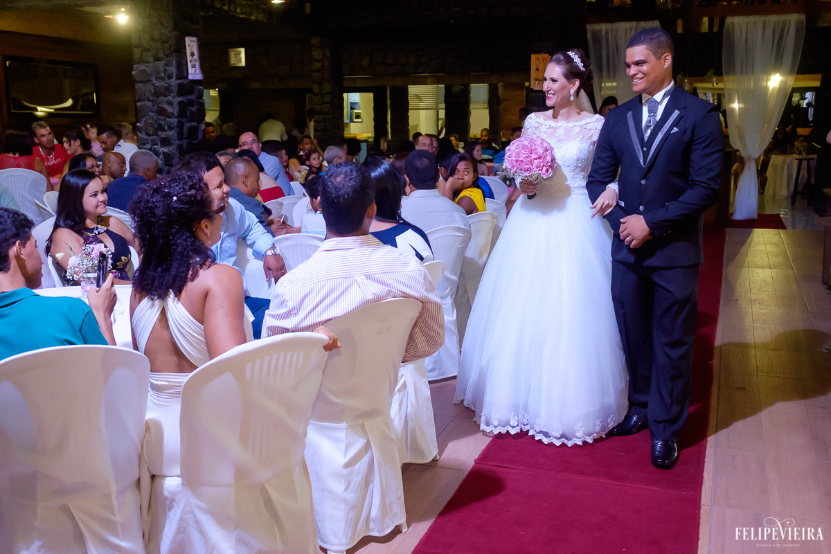 noivos saindo da cerimnia no tapete vermelho olhando para seus convidados de felipe vieira fotografo de casamentos em guarapari fvfotografo