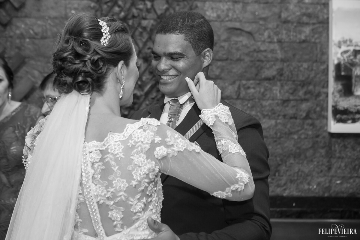 carinho entre noivos no final da cerimonia noivo sorrindo noiva acariciando seu agora marido foto felipe vieira fotografo de casaementos em guarapari fvfotografo