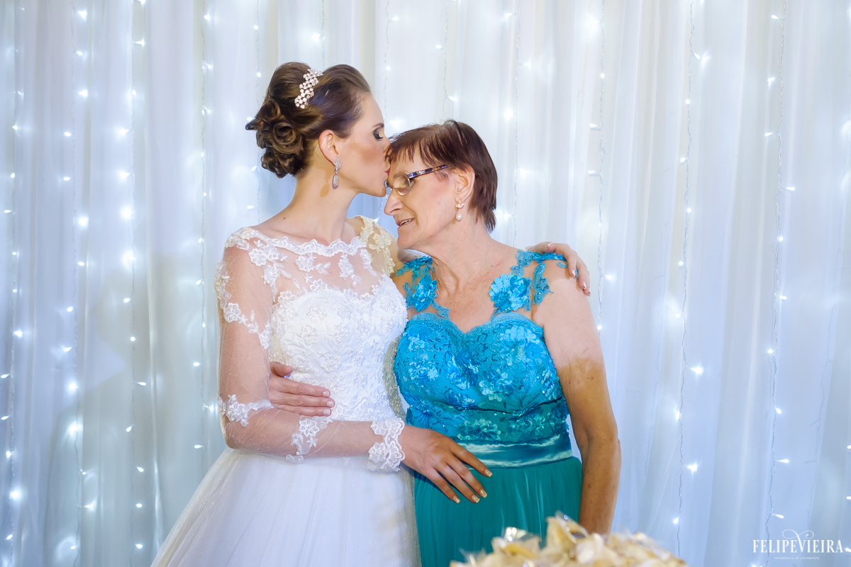 carinho entre noiva e sua mãe na recepção do casamento beijo da filha gratidão e amor no cerimonial em guarapari felipe veira fotografo
