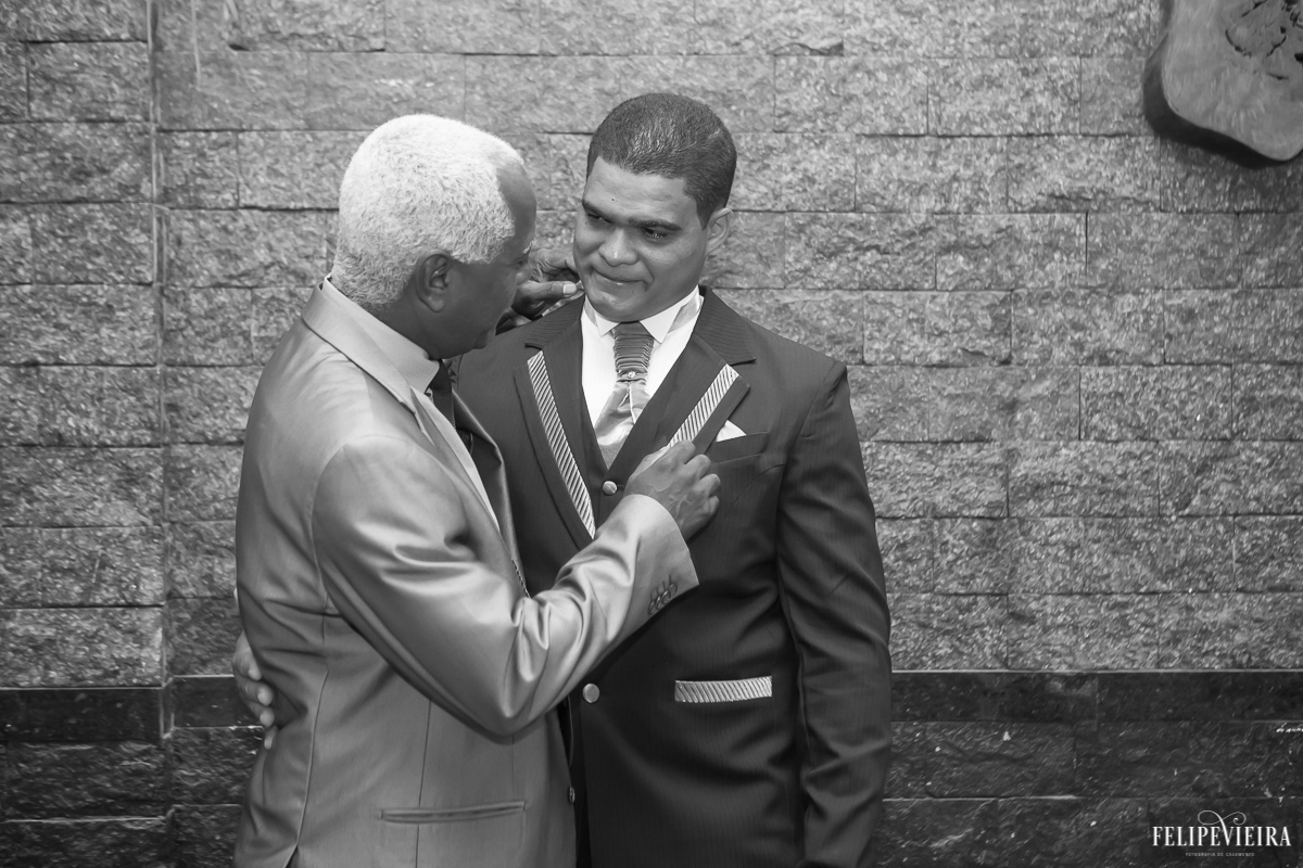 noivo conversando com convidado chorando antes da cerimônia em preto e branco de felipe vieira fotografia em guarapari fvfotografo