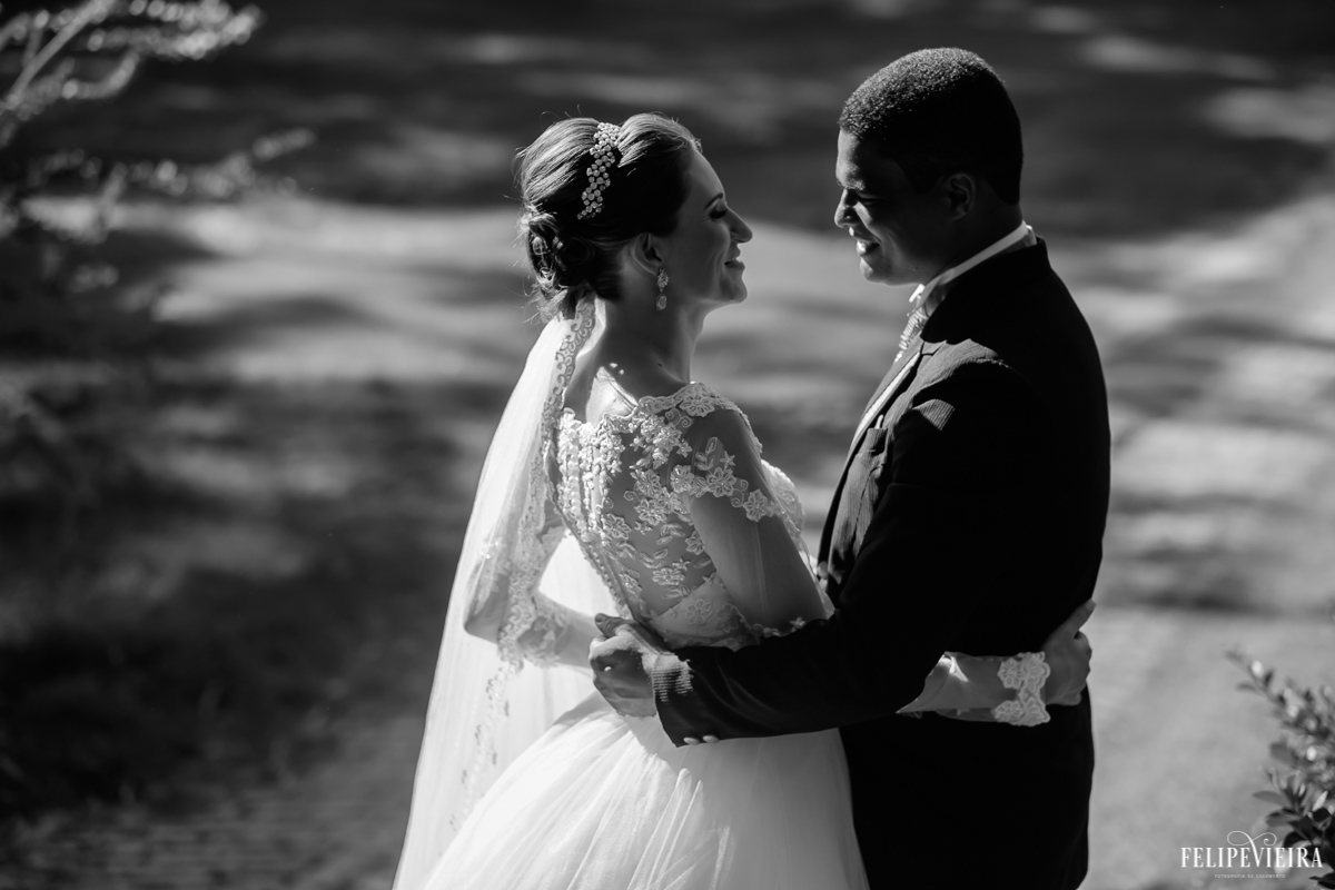 na pousada pedra azul casal se olhando de frente em preto e branco felipe vieira fotografo na região serrana do espirito santo