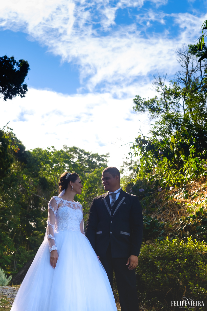 noivos na pousada pedra azul juntos de mãos dadas céu azul nuvens brancas olhando de frente felipe vieira fotografo de casamento em guarapari fotos na região serrana do espirito santo