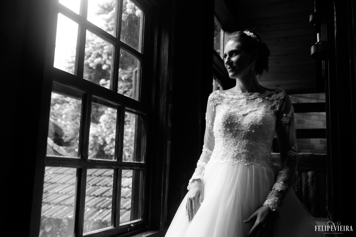 noiva na sala da pousada pedra azul fotografia de felipe vieira de guarapari noiva olhando para paisagem da pedra do lagarto em preto e branco