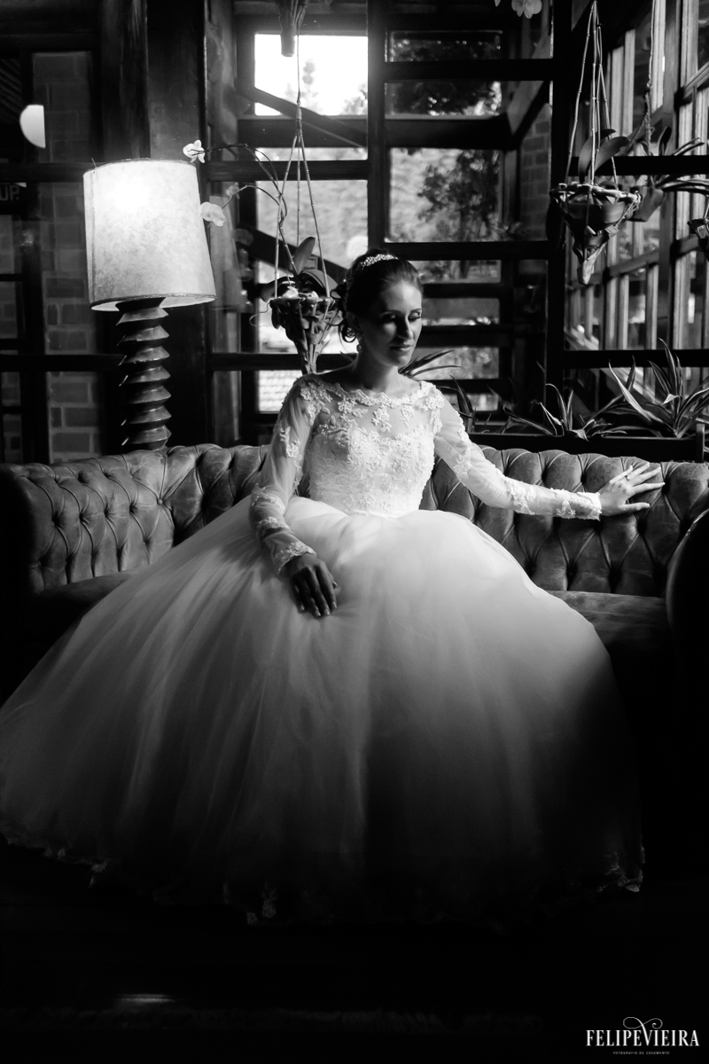 noiva sentada no sofá da pousada pedra azul no espirito santo região serrana pelo fotografo felipe vieira de guarapari foto preta e branca