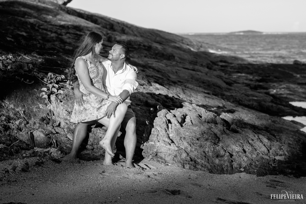 ensaio pre wedding da Nana e Edy na praia escondida em Meaípe foto em preto e branco feita por Felipe Vieira fotografia de casamento em Guarapari