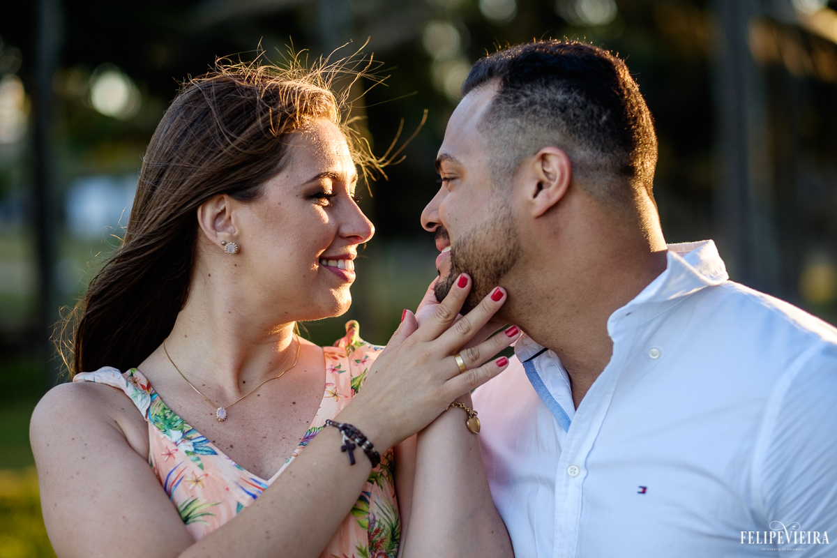 Carinho da Nana com o Edy enquanto se olham durante o ensaio pré wedding feito em Meaipe pelo fotógrafo Felipe Vieira fotografia durante o por do sol em Meaipe