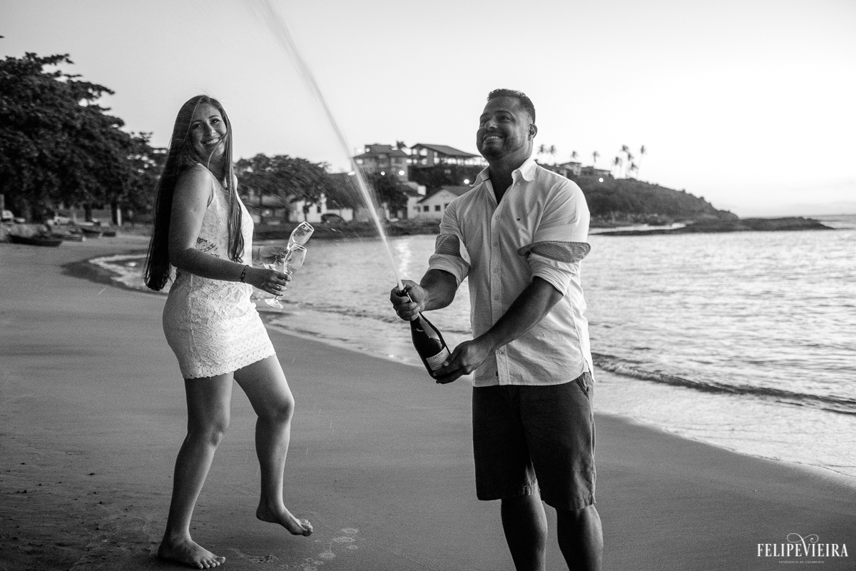 Nana e Edy  em foto em preto e branco na praia de Meaípe durante o por do sol