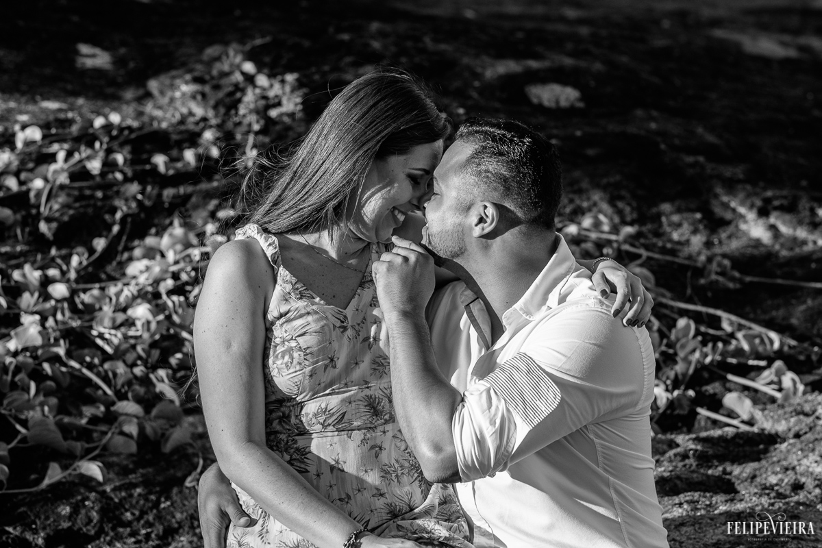 foto em preto e branco da Nana e Edy  durante o ensaio pré wedding sorrindo e se acariciando numa praia em Meaípe pelo Felipe Vieira fotografia de casamento em Guarapari-ES