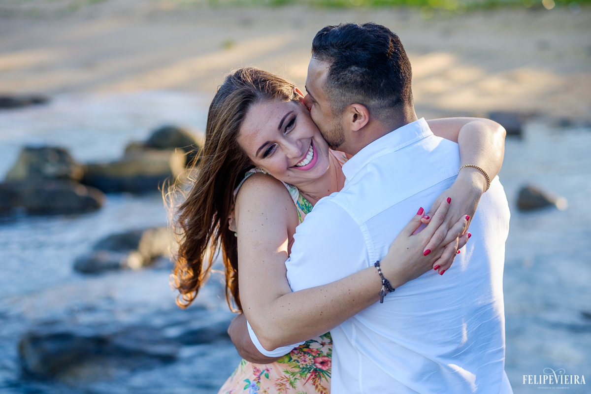 Edy dando um beijo carinhoso na Nana durante seu ensaio pré wedding feito pelo fotógrafo Felipe Vieira em Meaípe