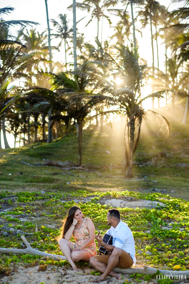 Durante o ensaio o Edy pegou o violão pra cana pra Nana durante o ensaio pré wedding feito em Meaípe pelo fotografo Felipe Vieira em Guarapari-ES