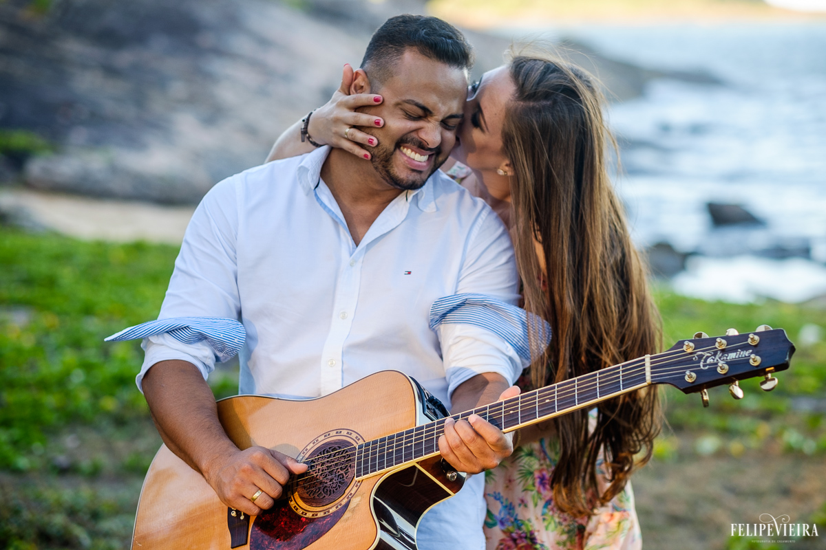 O carinho da Nana com o Edy durante o ensaio pré wedding feito pelo fotografo Felipe Vieira fotografia