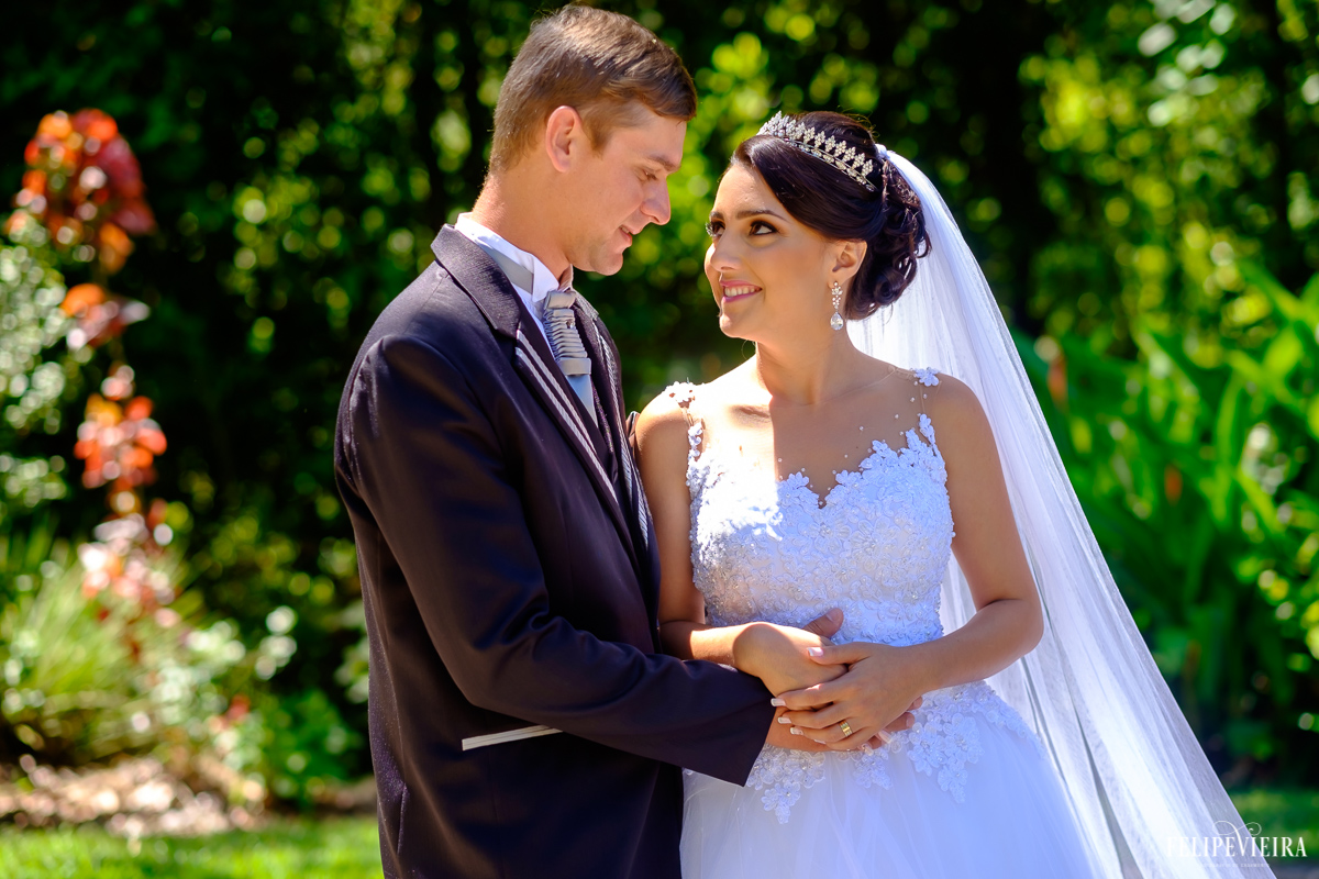 noivos abraçados na estação de trem de matilde foto feita por felipe vieira fotógrafo de casamentos guarapari