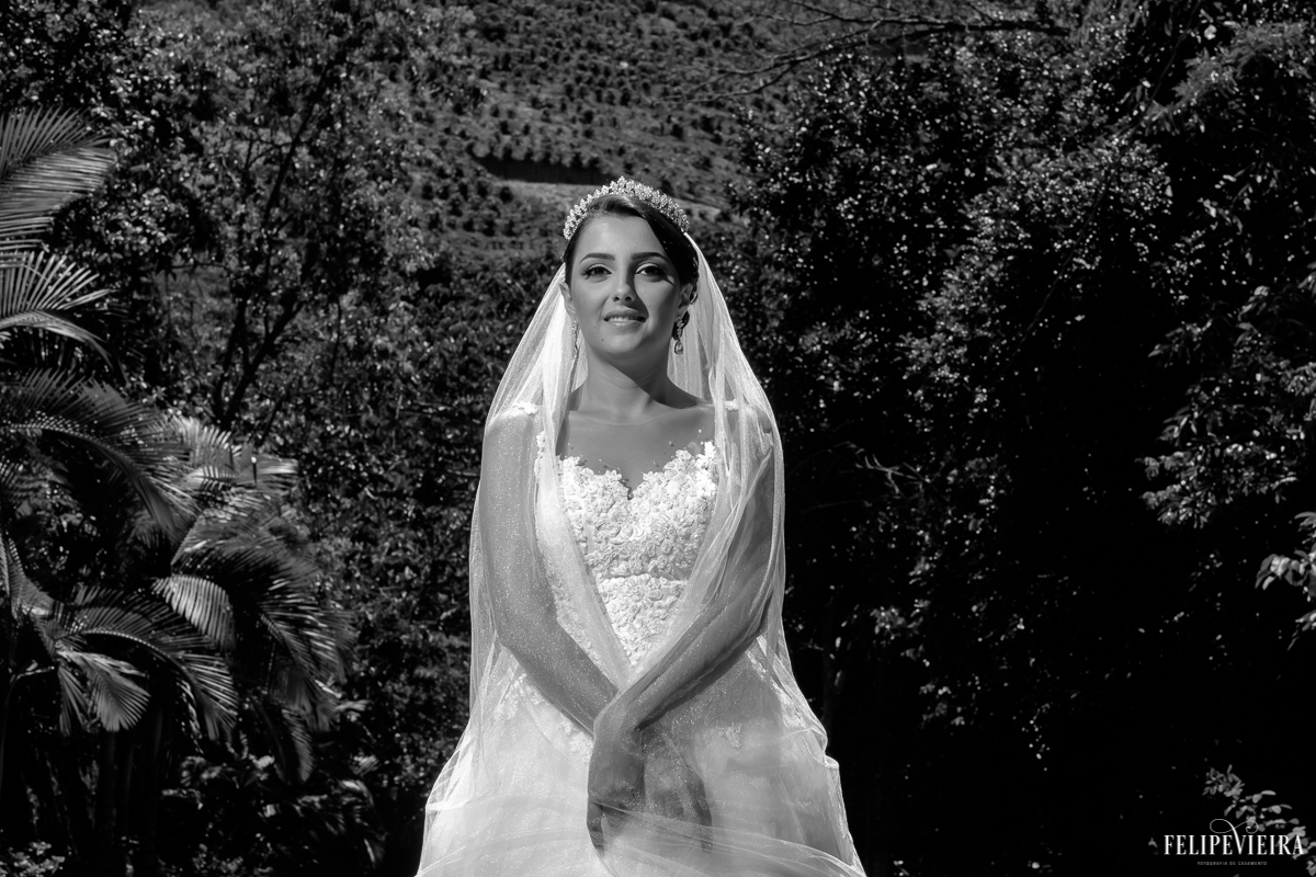 noiva com véu caindo sobre os ombros e sorrindo foto feita por felipe vieira fotógrafo de casamentos guarapari