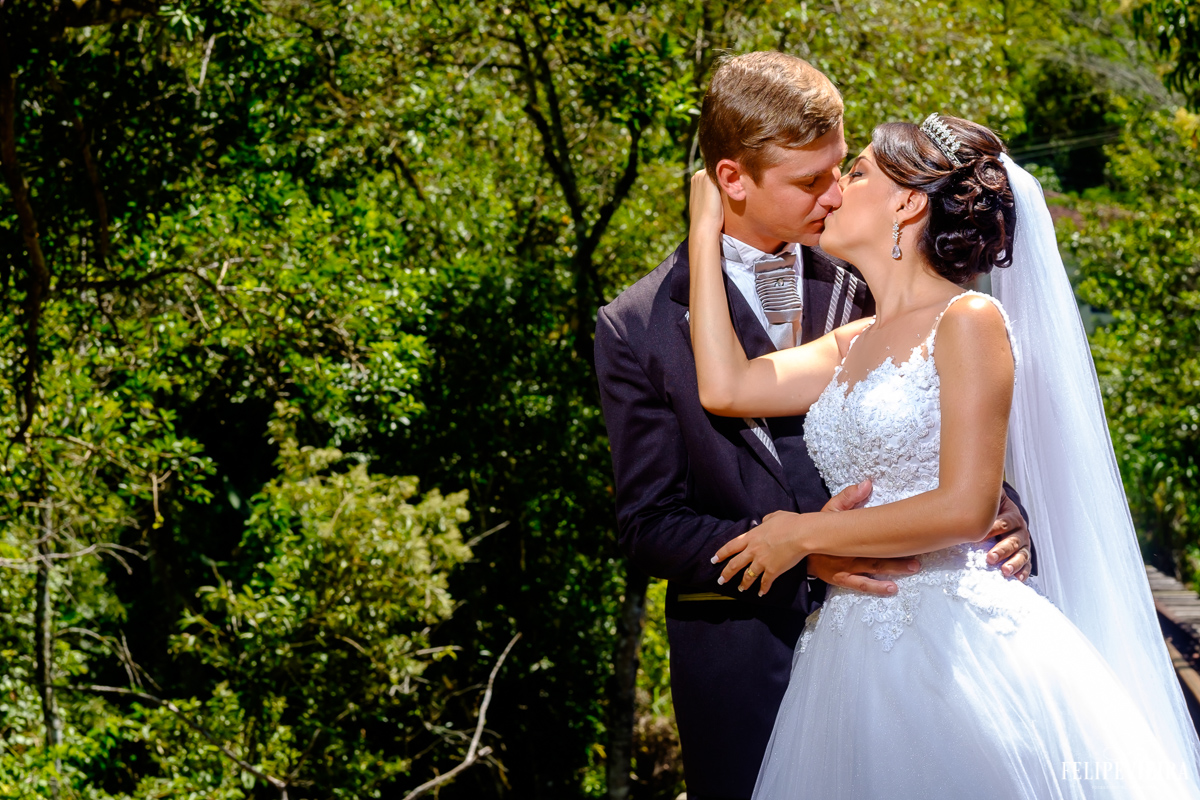 noivos se eijando em fotos externas pós wedding foto feita por felipe vieira fotógrafo de casamentos guarapari