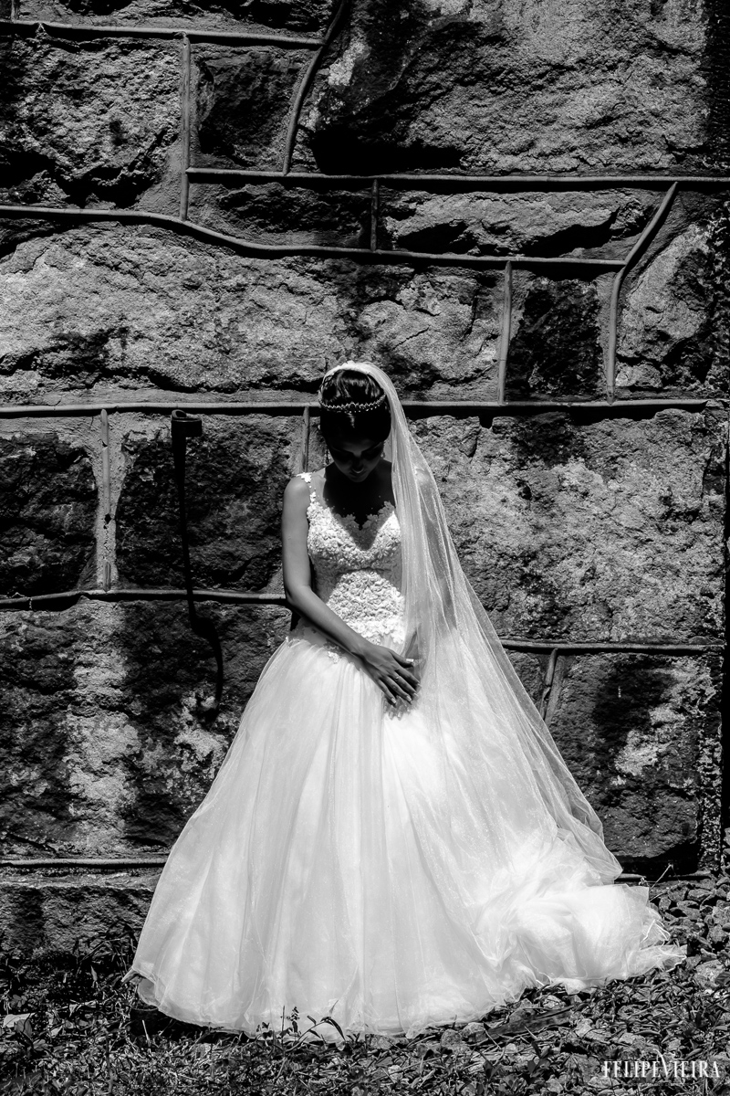 foto em preto e branco mostrando detalhes do vestido da noiva foto feita por felipe vieira fotógrafo de casamentos guarapari
