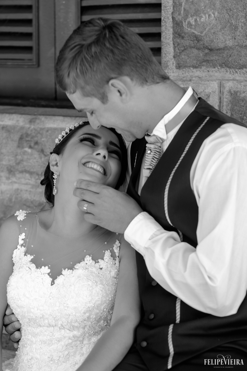 noivo brincando com o rosto da noiva que sorri de volta ao marido foto feita por felipe vieira fotógrafo de casamentos guarapari