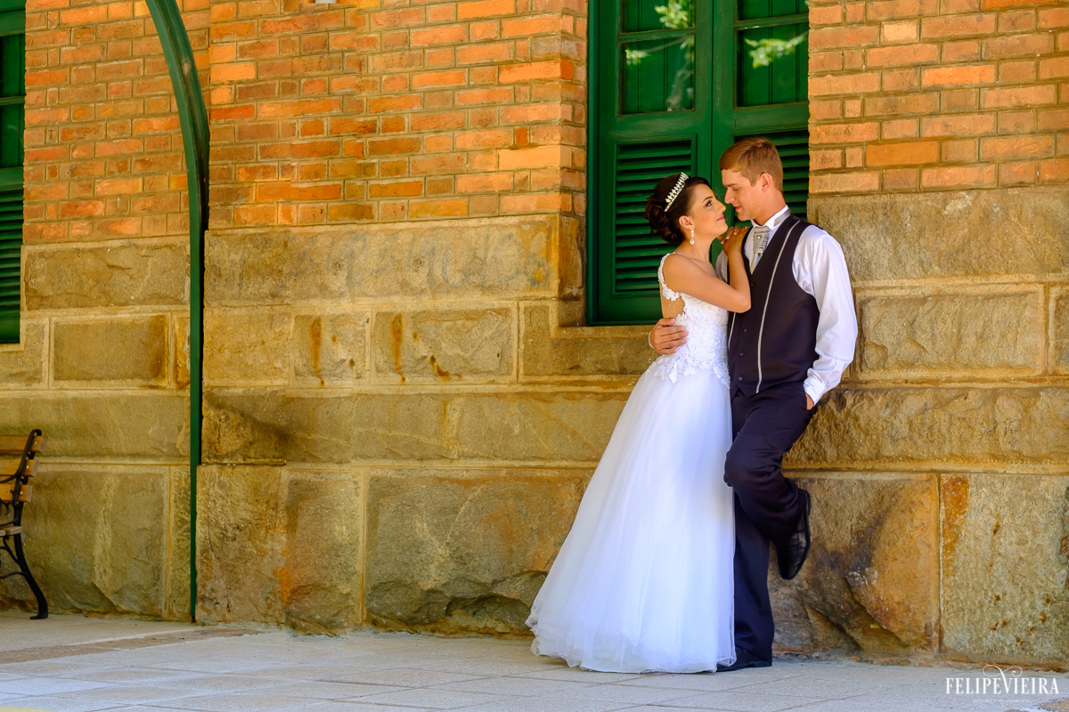 casal abraçado e com os rostos próximos na estação de trem de matilde foto feita por felipe vieira fotógrafo de casamentos guarapari