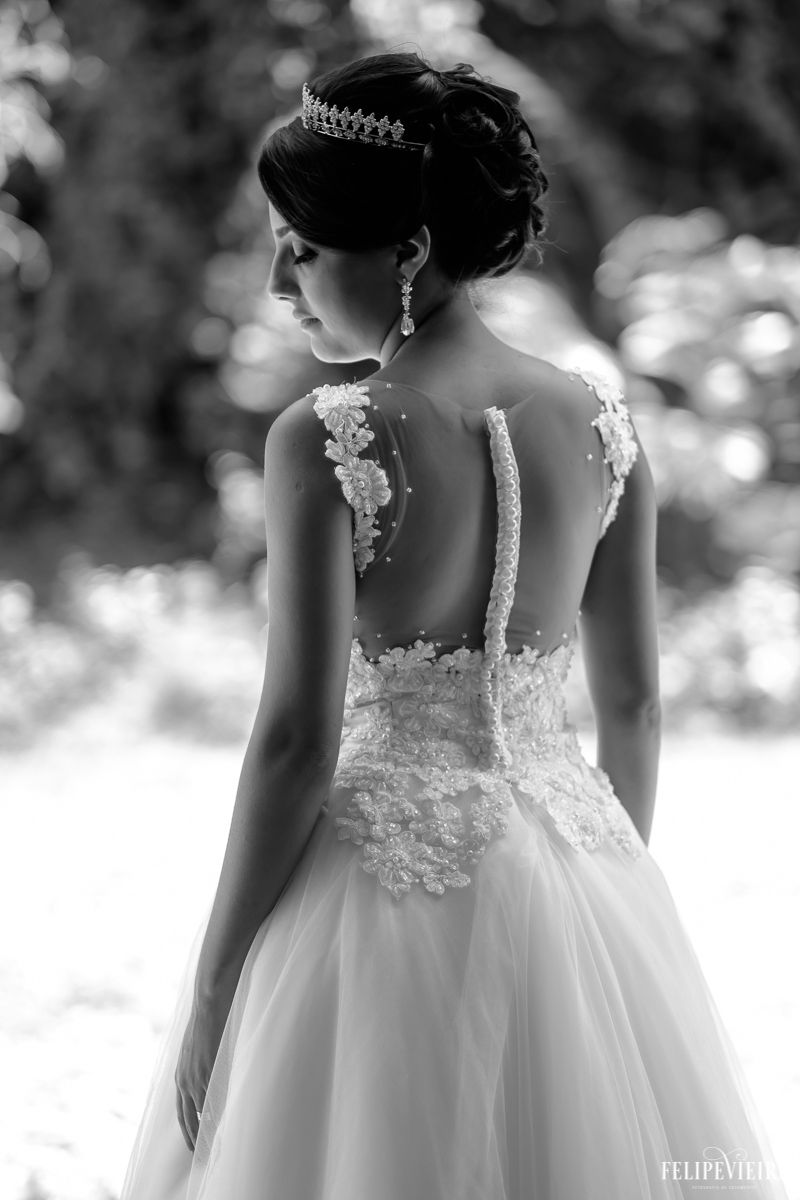 detalhe do decote das costas da noiva em foto em preto e branco foto feita por felipe vieira fotógrafo de casamentos guarapari