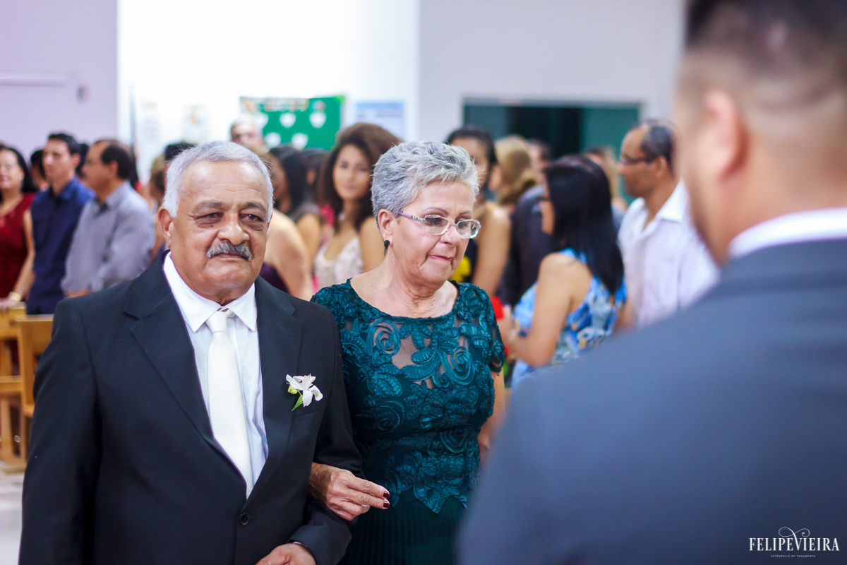 pai do noivo olhando seu filho durante a entrada na igreja e se emocionando no casamento do seu filho felipe vieira fotografia de casamento em guarapari espirito santo