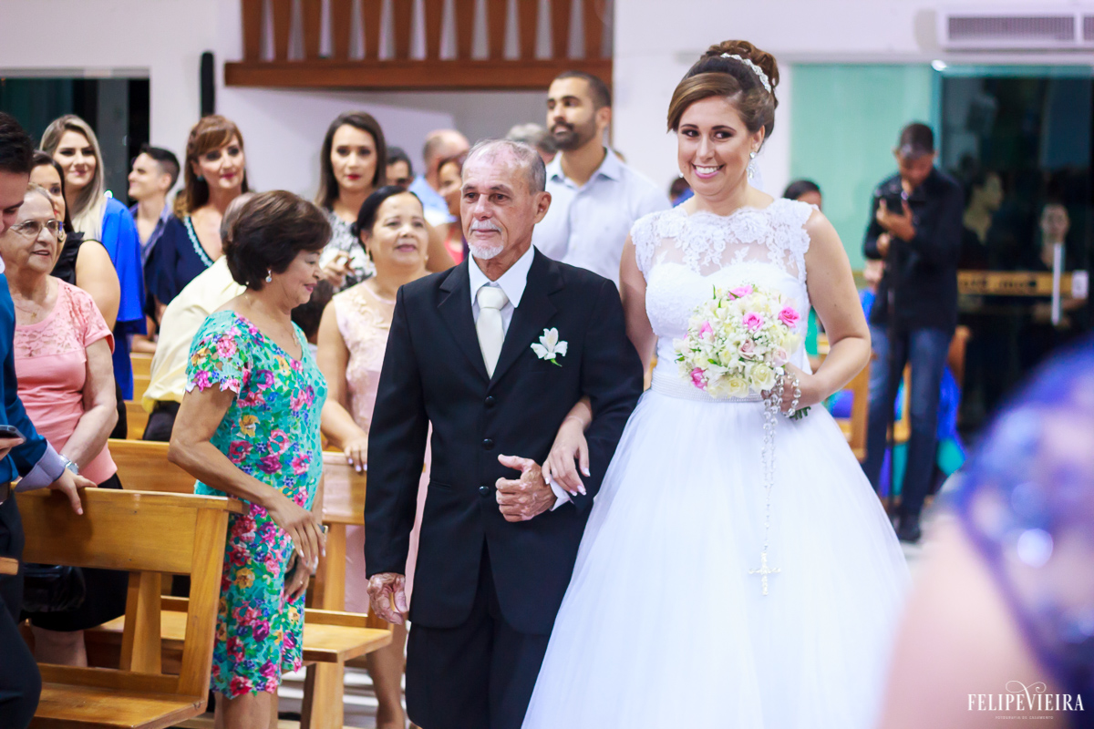 sorriso da noiva durante sua entrada na igreja segurando o buquê foto felipe vieira fotografia de casamento em guarapari espirito santo