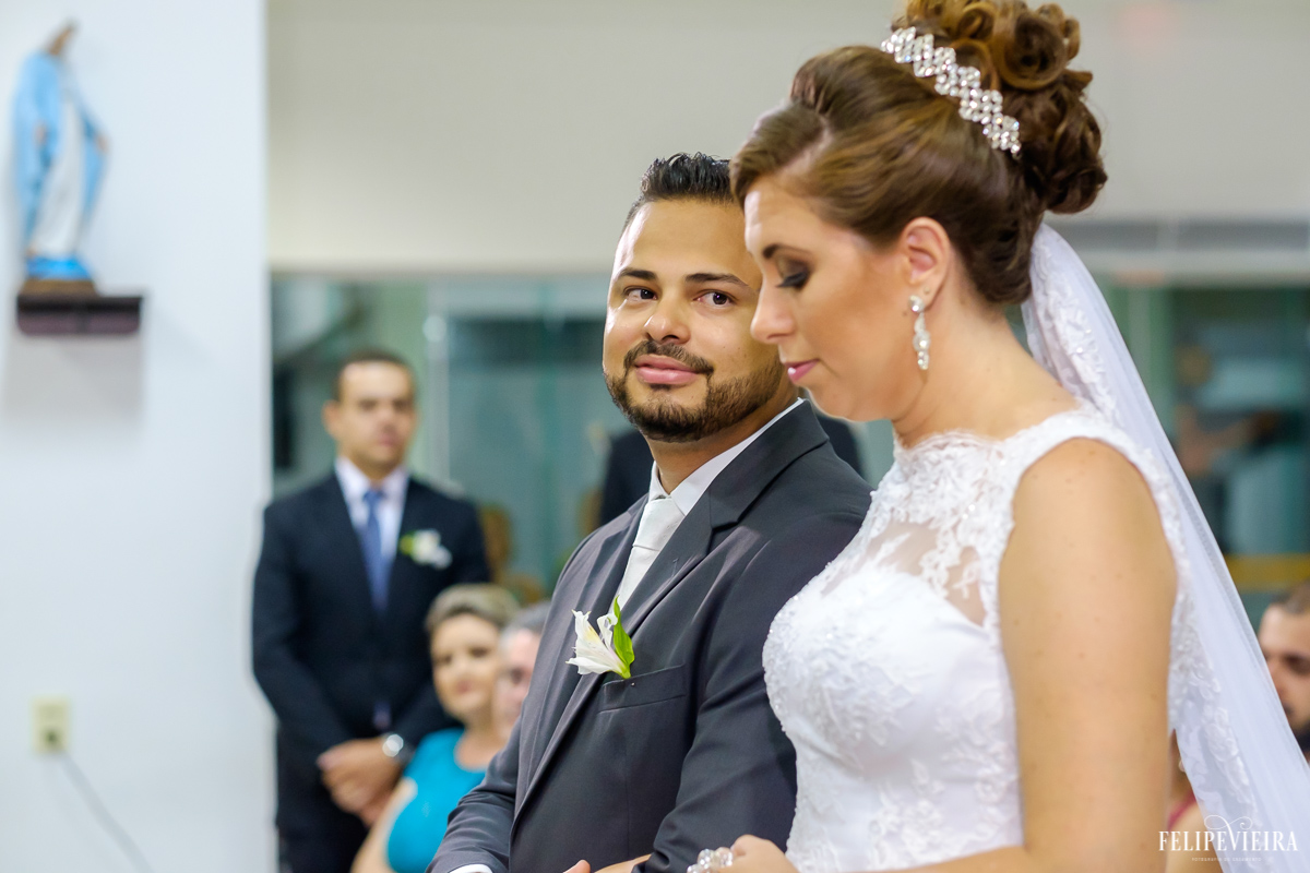 noivo olhando para a noiva durante a cerimônia de casamento em guarapari espirito santo felipe vieira fotografia de casamento