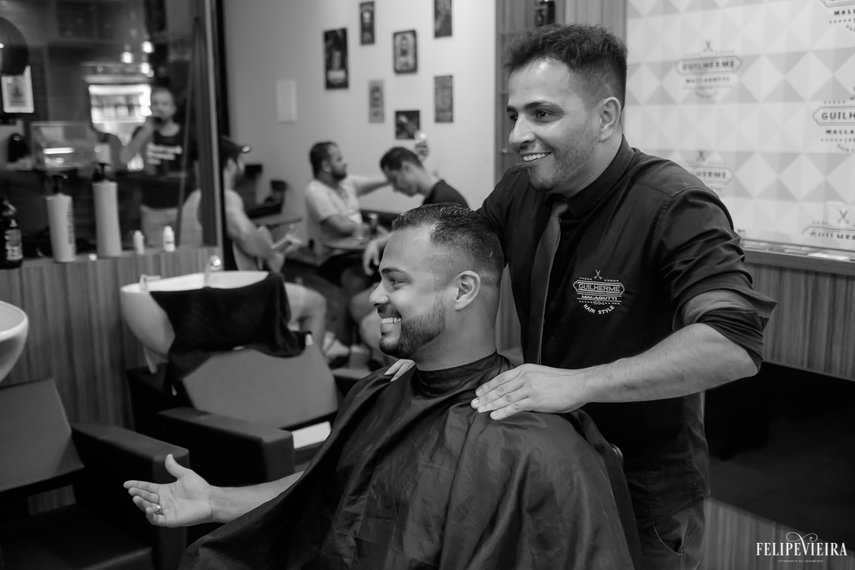 manking of do noivo em preto e branco com o noivo e os amigos na barbearia se aprontando para o casamento felipe veira fotografia de casamento