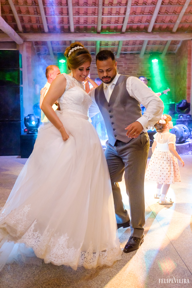 s dançando na pista durante a recepção aos convidados no Coutry Eventos cerimonial em Guarapari-Es felipe vieira fotografia de casamento