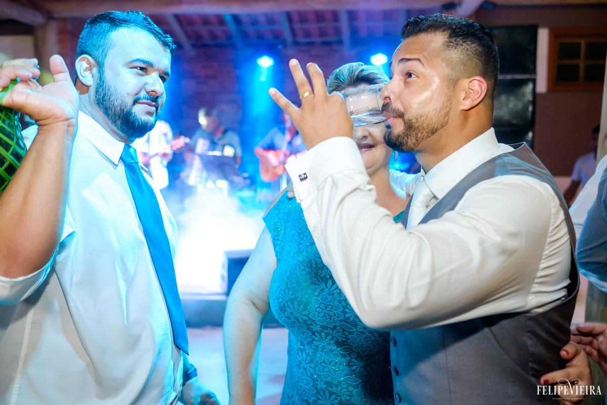 noivo tomando cachaça com convidados durante a recepção felipe vieira fotografia de casamento
