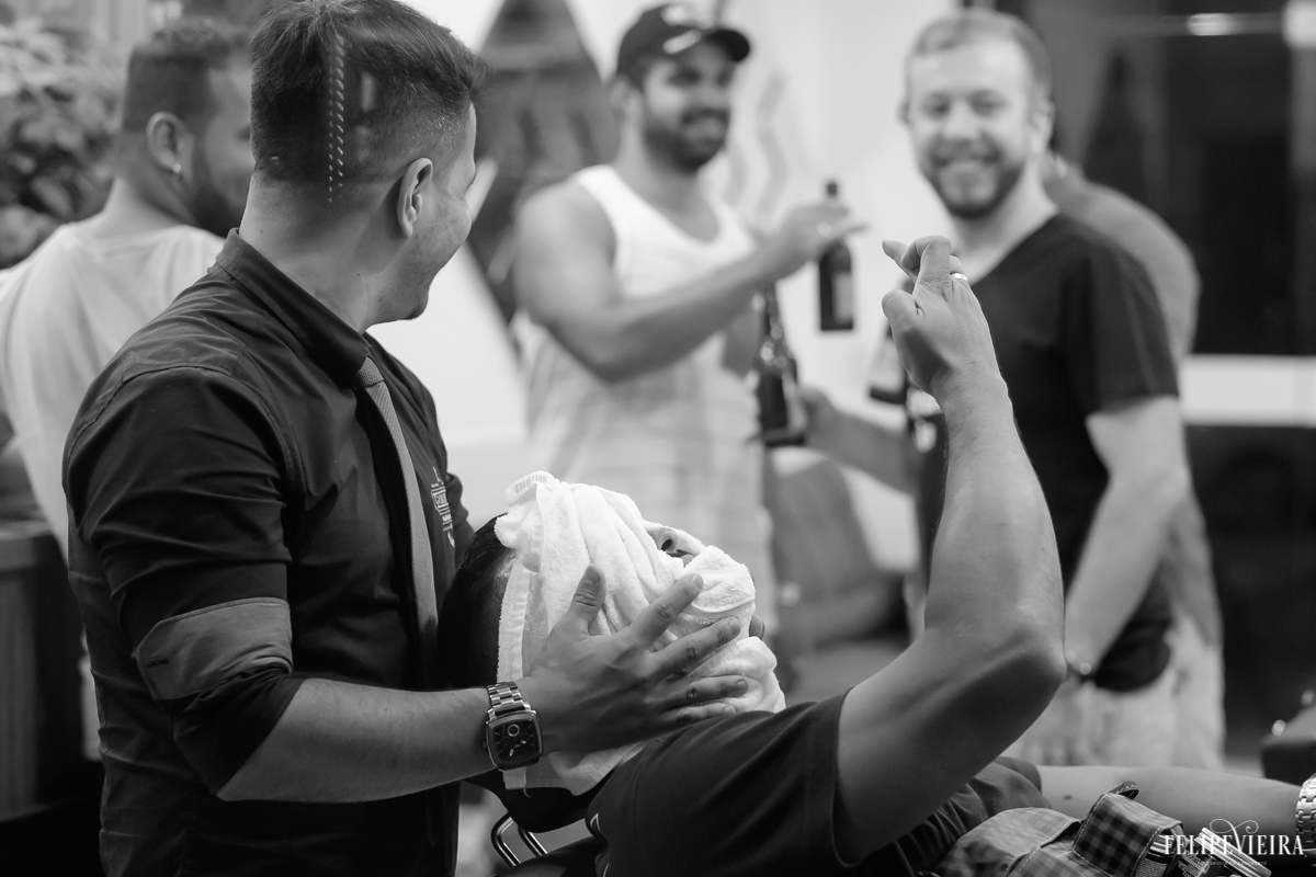 noivo com amigos na barbearia no making of do noivo felipe vieira fotografia de casamento em guarapari-es