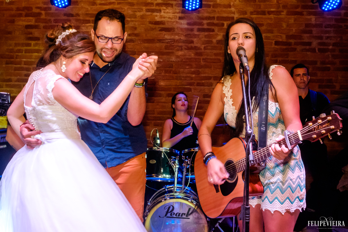 noiva dançando com um convidado