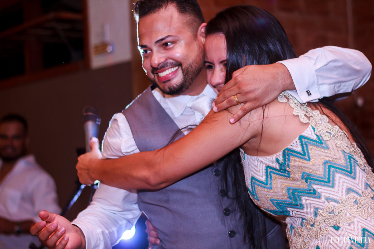 noivo abraçando a cantora da banda que se apresentou na recepção do casamento felipe vieira fotografia de casamento em guarapari-es