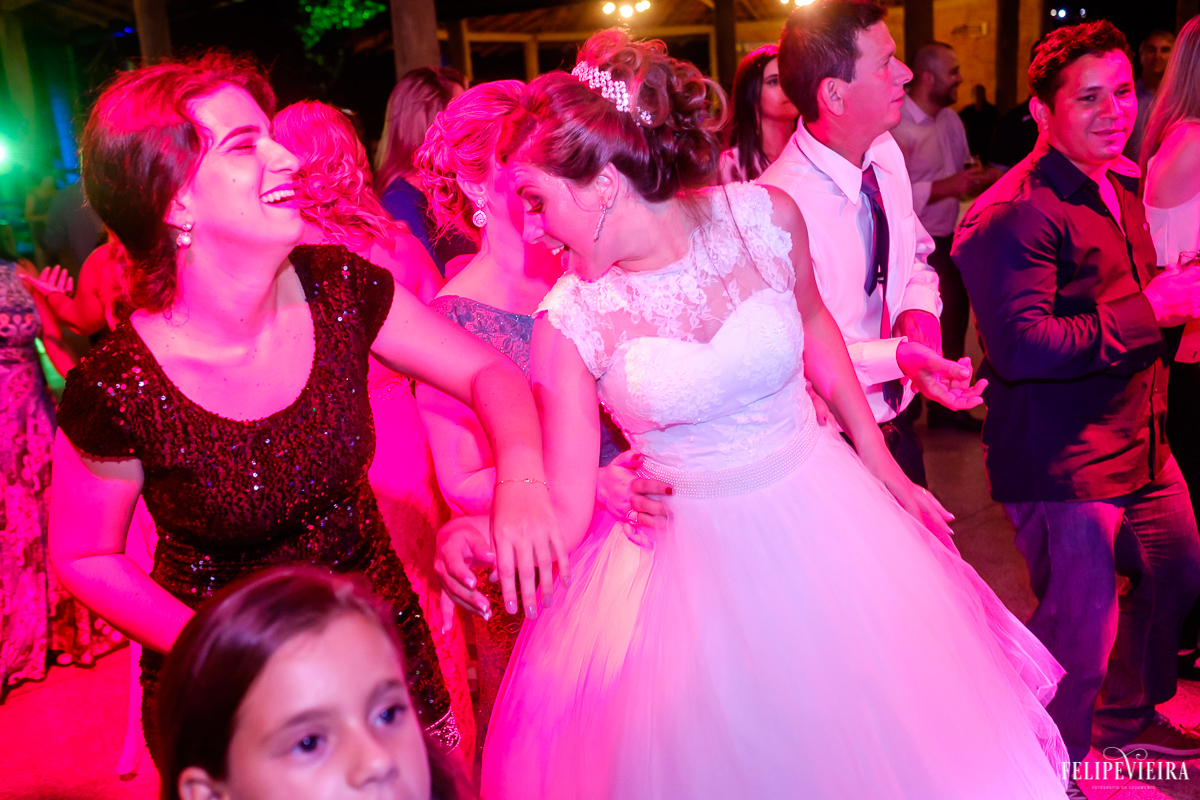 noiva dançando com as amigas durante a recepção aos convidados felipe vieira fotografia de casamento
